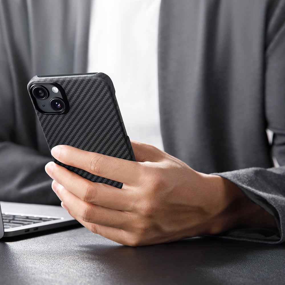 PİTAKA iPhone 15 Plus Magsafe Şarj Özellikli 1500D Aramid Fiber Ultra-Slim Classic Serisi Black-Grey Twill Kılıf