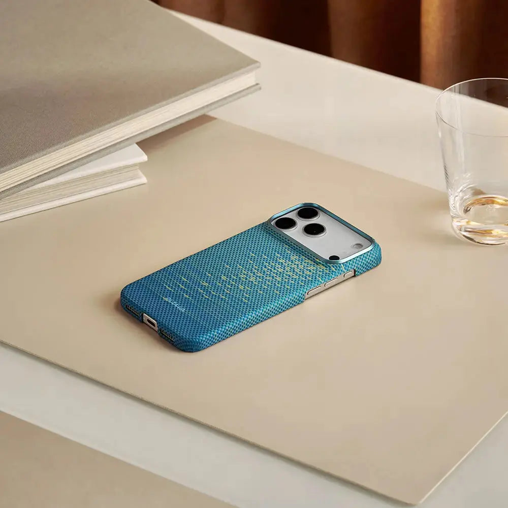 Apple iPhone 17 Pro Max Kılıf M-safe Şarj Özellikli Aramid Fiber Pitaka Glints of Gold Ultra Slim Serisi Mavi Kapak