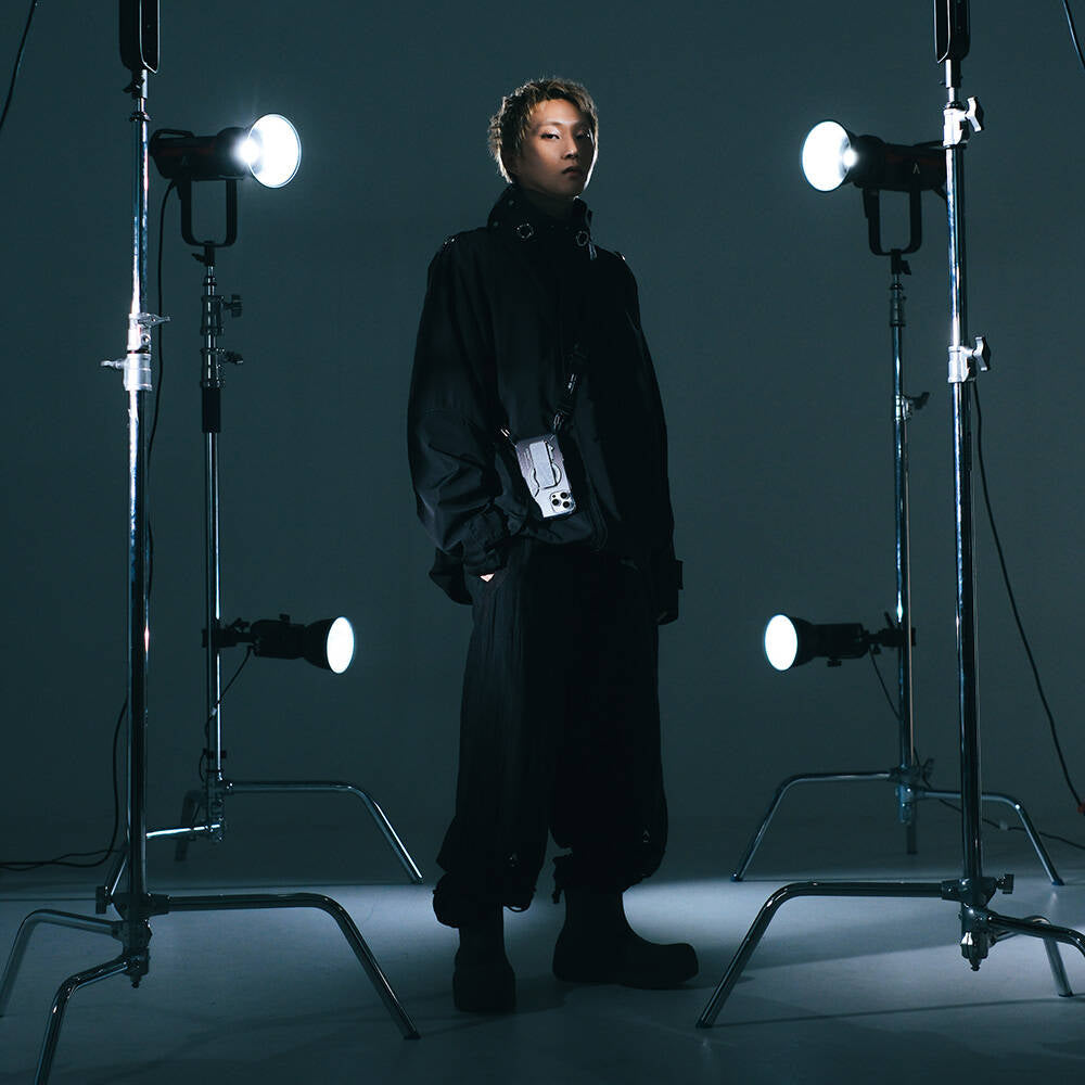 Magsafe Şarj Özellikli Teknoloji Desenli Standlı Skinarma Helio Siyah Kapak - enzaksesuar