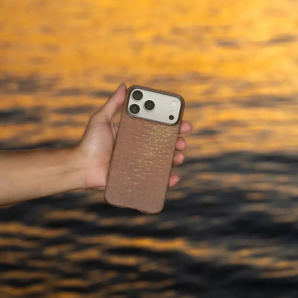 Apple iPhone 17 Pro Max Kılıf M-safe Şarj Özellikli Aramid Fiber Pitaka Glints of Gold Ultra Slim Serisi Gold Kapak
