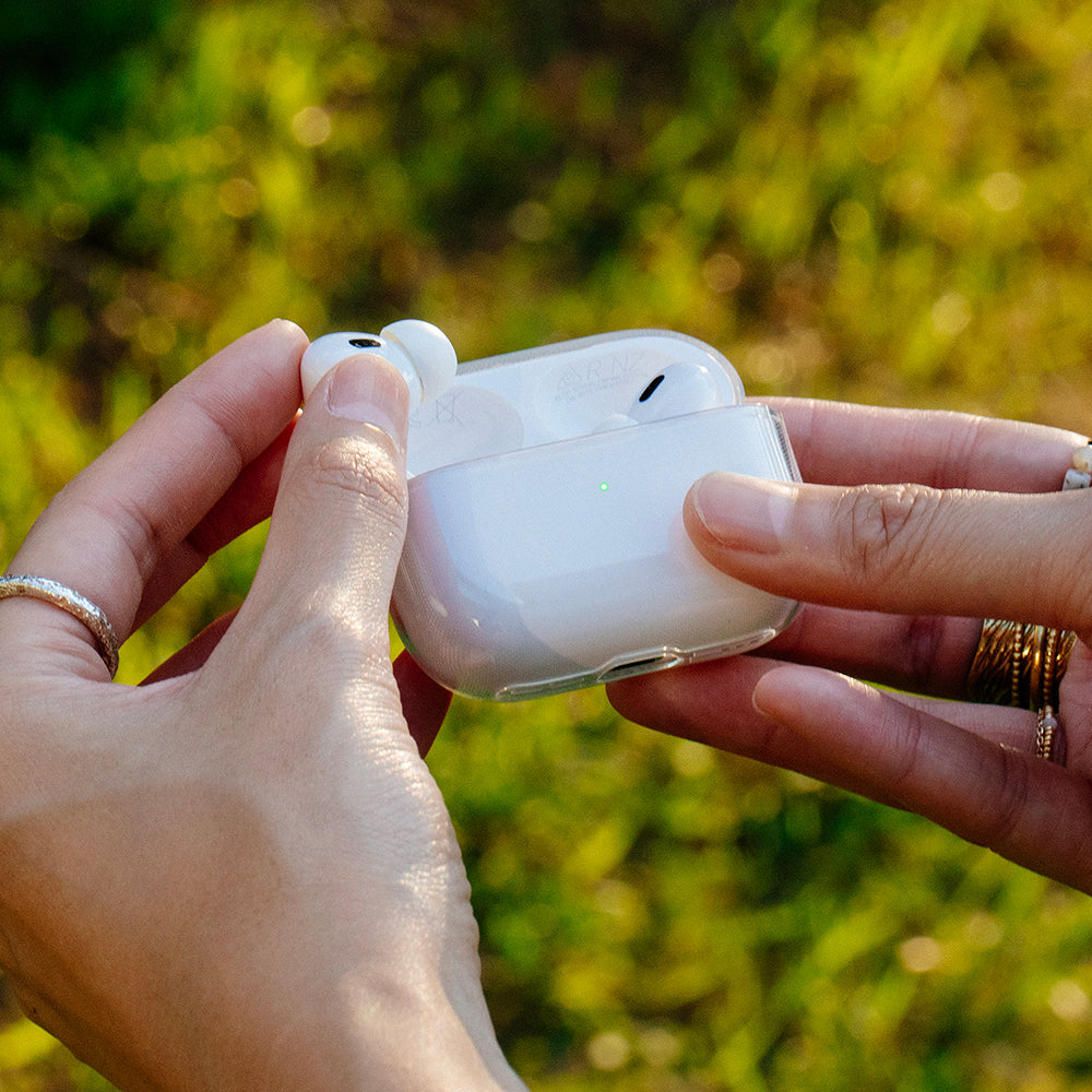 Apple AirPods Pro 2 Kılıf Qi M-Safe Şarj Özellikli Native Union RE Clear Serisi Silikon Kapak Şeffaf