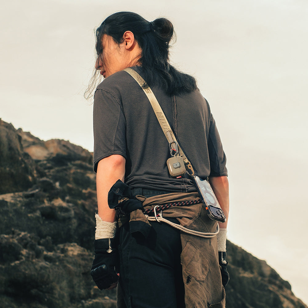 Apple Airpods Pro 3 Kılıf Airbagli Yivli Köşe Kilit Tasarımlı 360 Derece Koruma Skinarma Mecha LE Kılıf Kahverengi