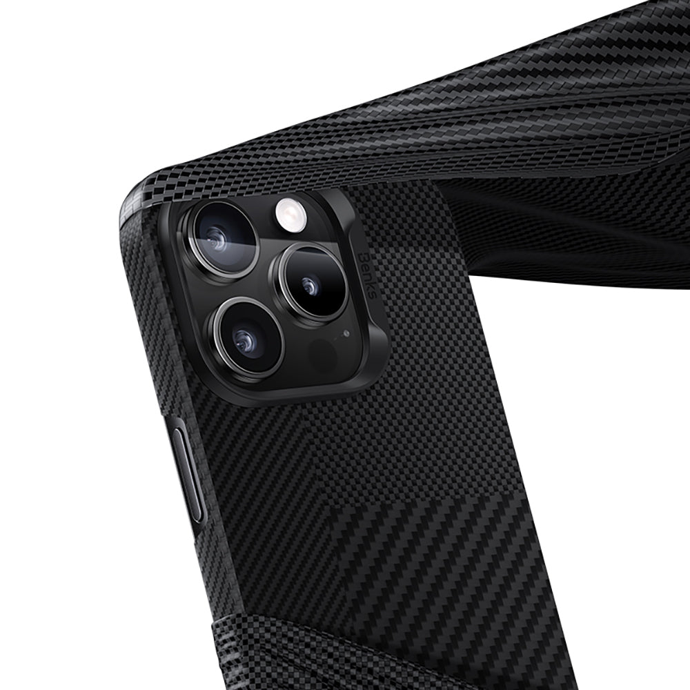 Apple iPhone 16 Pro Kılıf M-safe Şarj Özellikli Karbon Fiber Metal Kamera Çerçeveli Benks Montage ArmorAir Kevlar Kapak Siyah