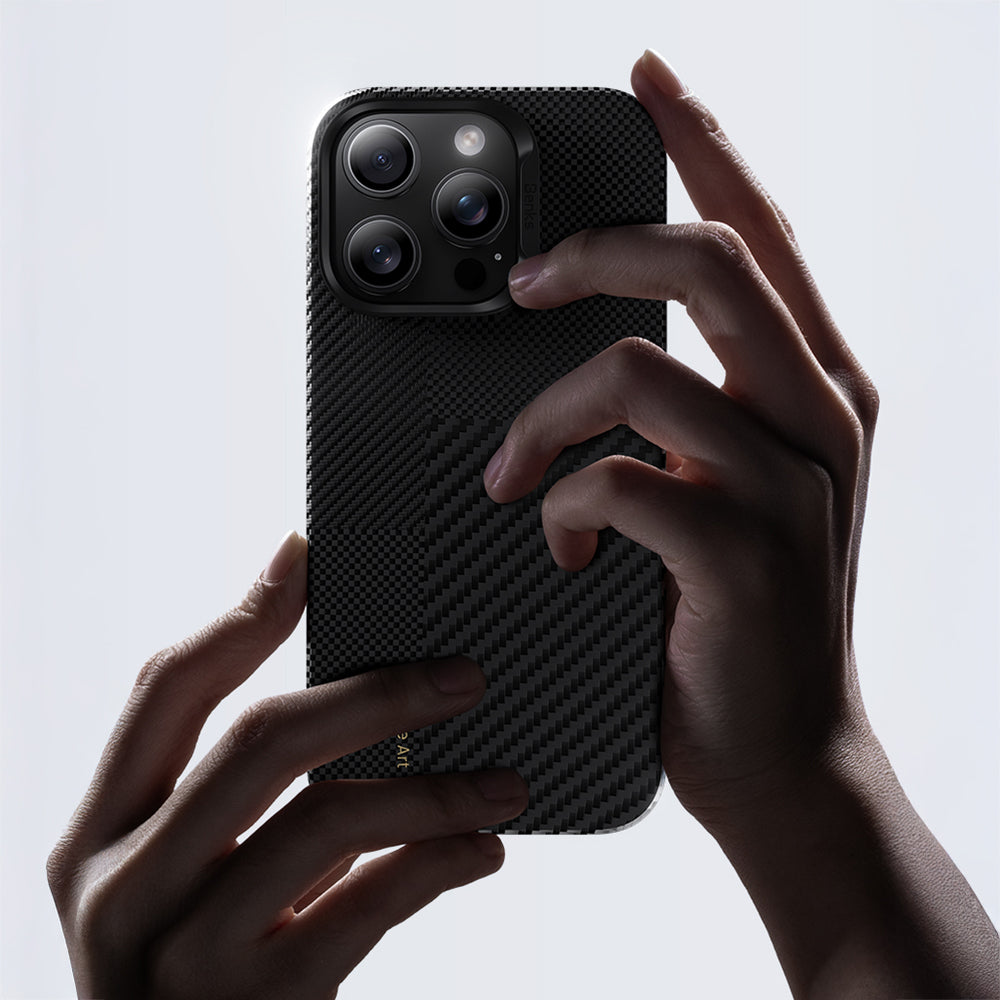 Apple iPhone 16 Pro Kılıf M-safe Şarj Özellikli Karbon Fiber Metal Kamera Çerçeveli Benks Montage ArmorAir Kevlar Kapak Siyah