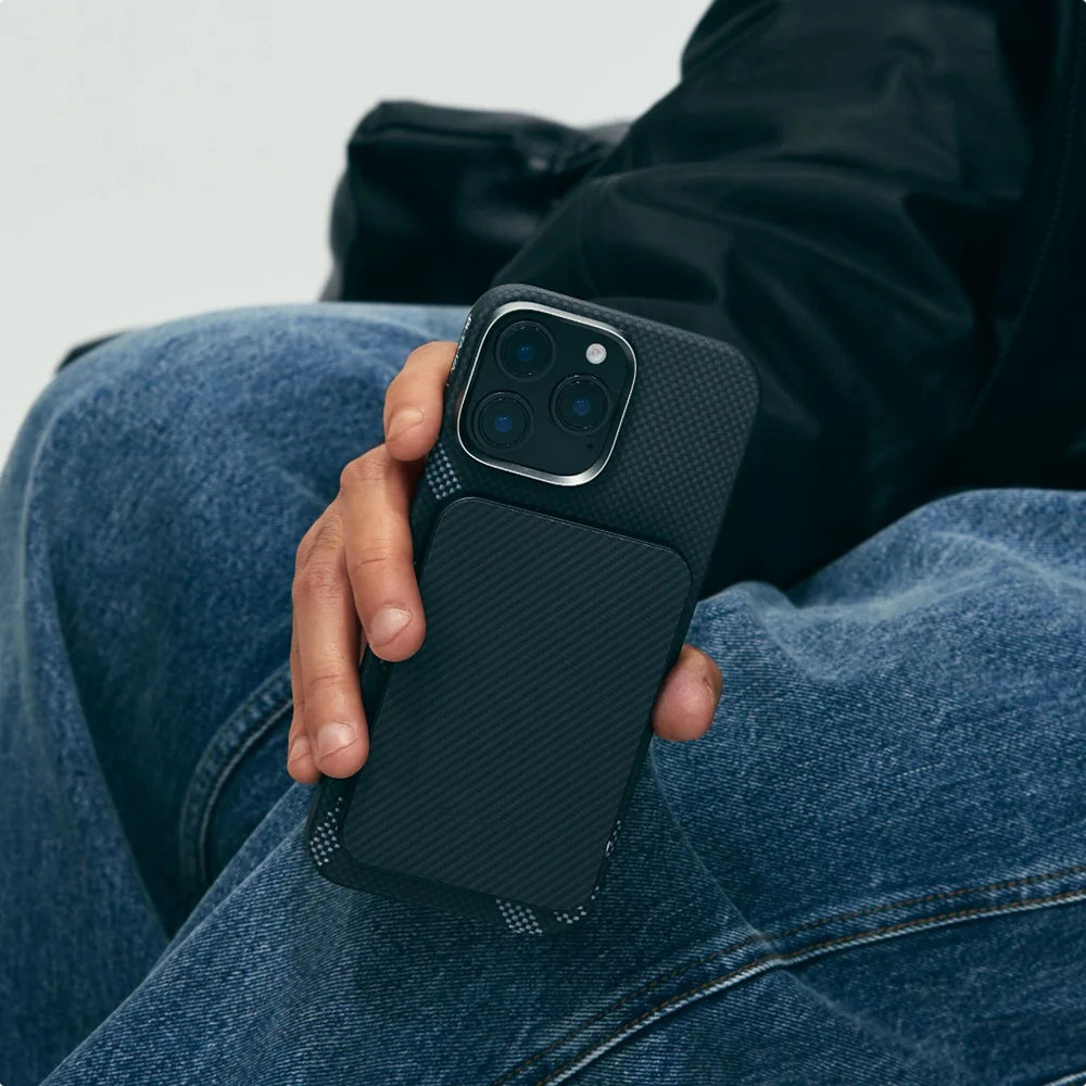 iPhone 16 Pro Kılıf MagSafe Şarj Özellikli Aramid Fiber Re-TROS Tasarımlı Pitaka Tactile Woven Rebuilding Serisi Kılıf Siyah