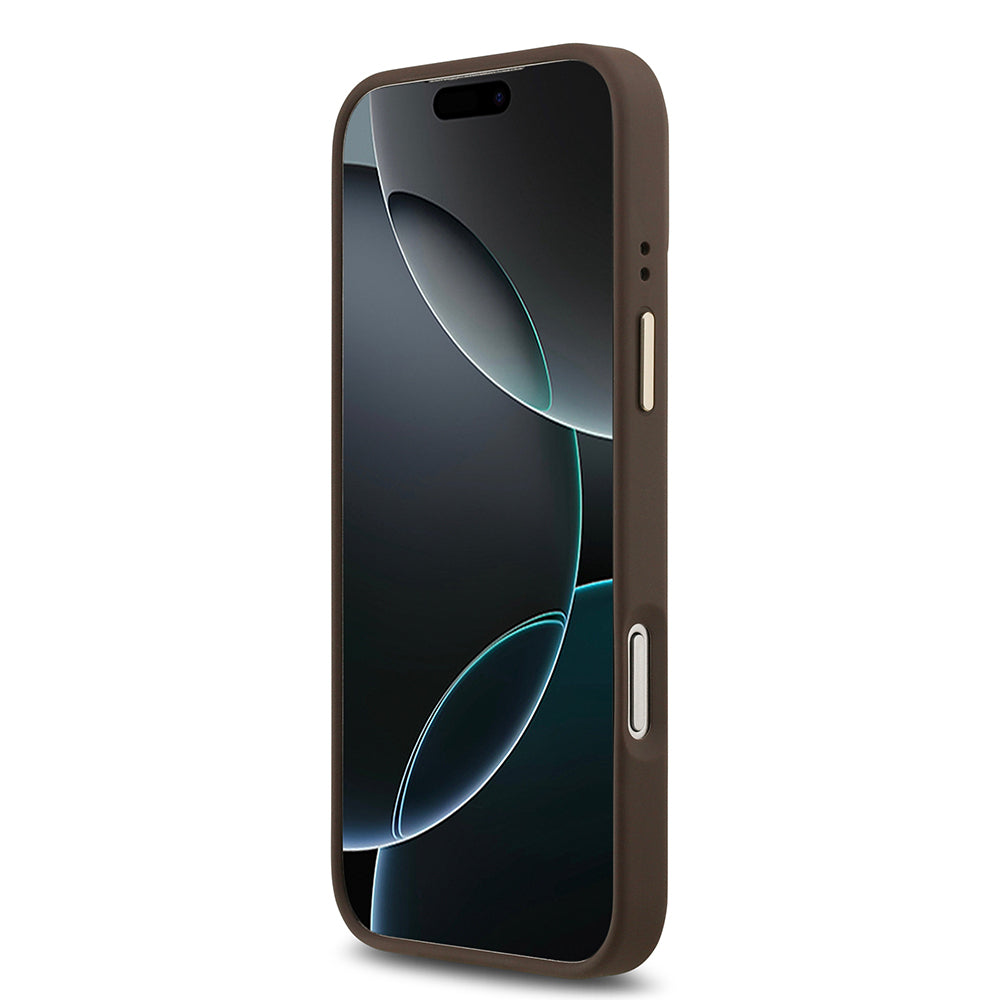Apple iPhone 17 Pro Max Kılıf Guess Orjinal Lisanslı M-safe Şarj Özellikli 4G Desenli PU Metal Plaka Klasik Logolu Kapak Kahverengi