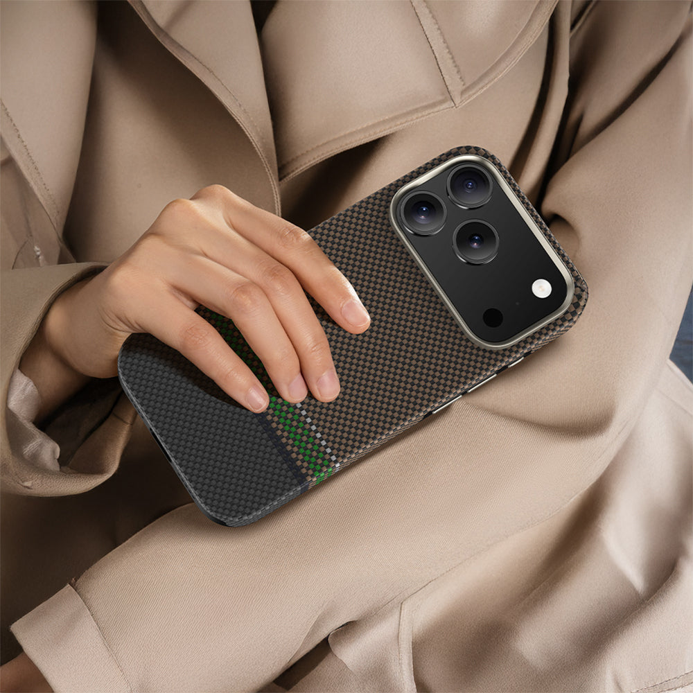 Apple iPhone 17 Pro Max Kılıf M-safe Şarj Özellikli Karbon Fiber Tasarımlı Benks Prestige ArmorPro Kevlar Kapak Gold