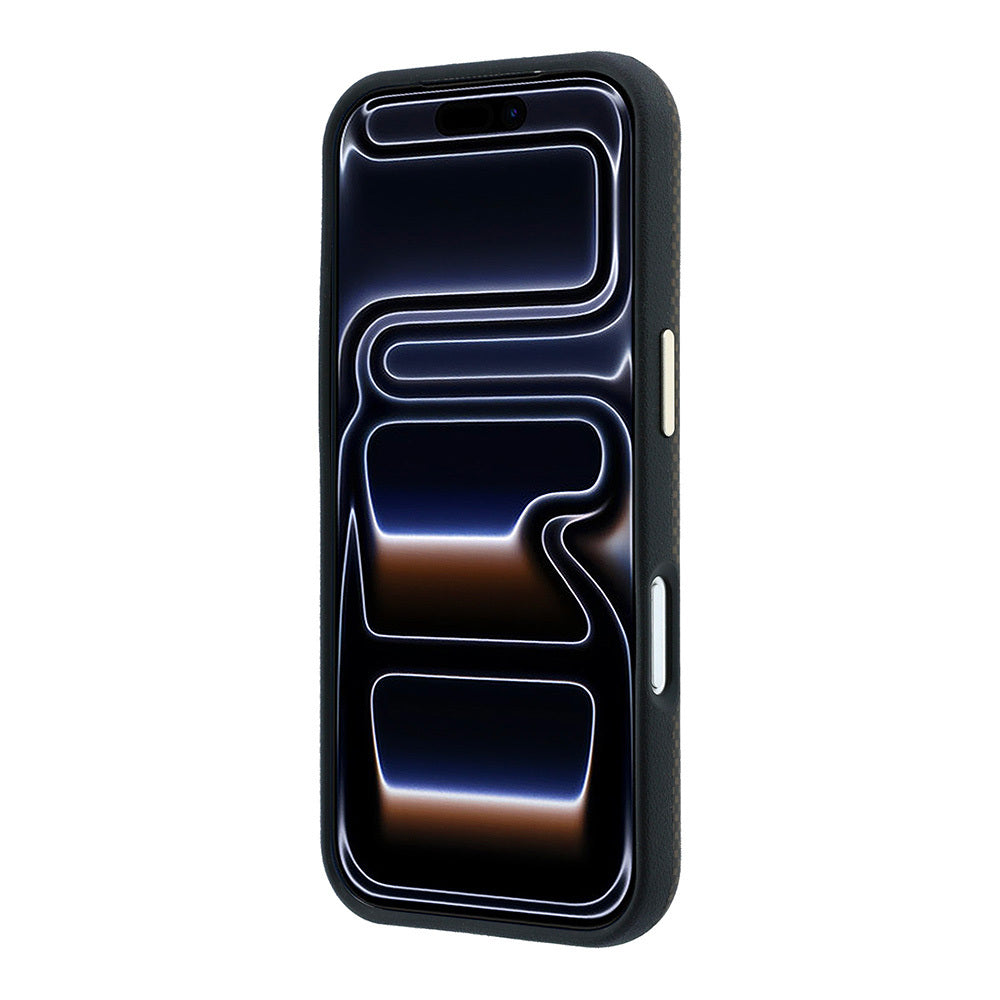 Apple iPhone 18 Pro Kılıf Guess Orjinal Lisanslı M-safe Şarj Özellikli PU Metal Üçgen Logolu Karbon Fiber Kevlar Kapak Kahverengi