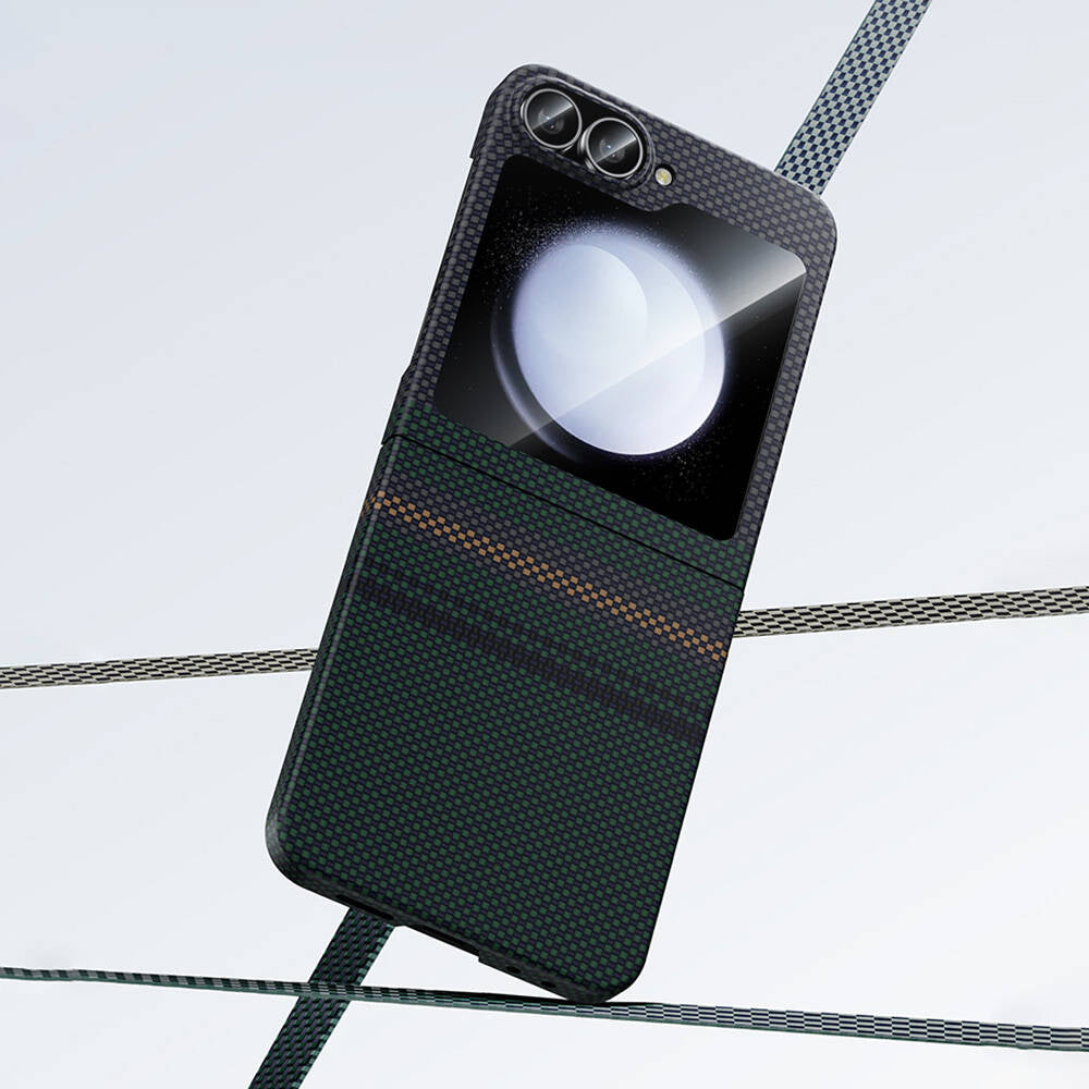 Galaxy Z Flip 6 Kılıf Karbon Fiber Tasarımlı Benks Aurora ArmorAir Kevlar Kılıf Siyah