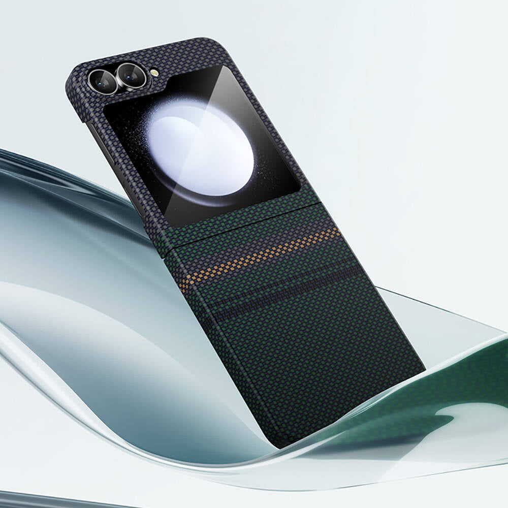 Galaxy Z Flip 6 Kılıf Karbon Fiber Tasarımlı Benks Aurora ArmorAir Kevlar Kılıf Siyah