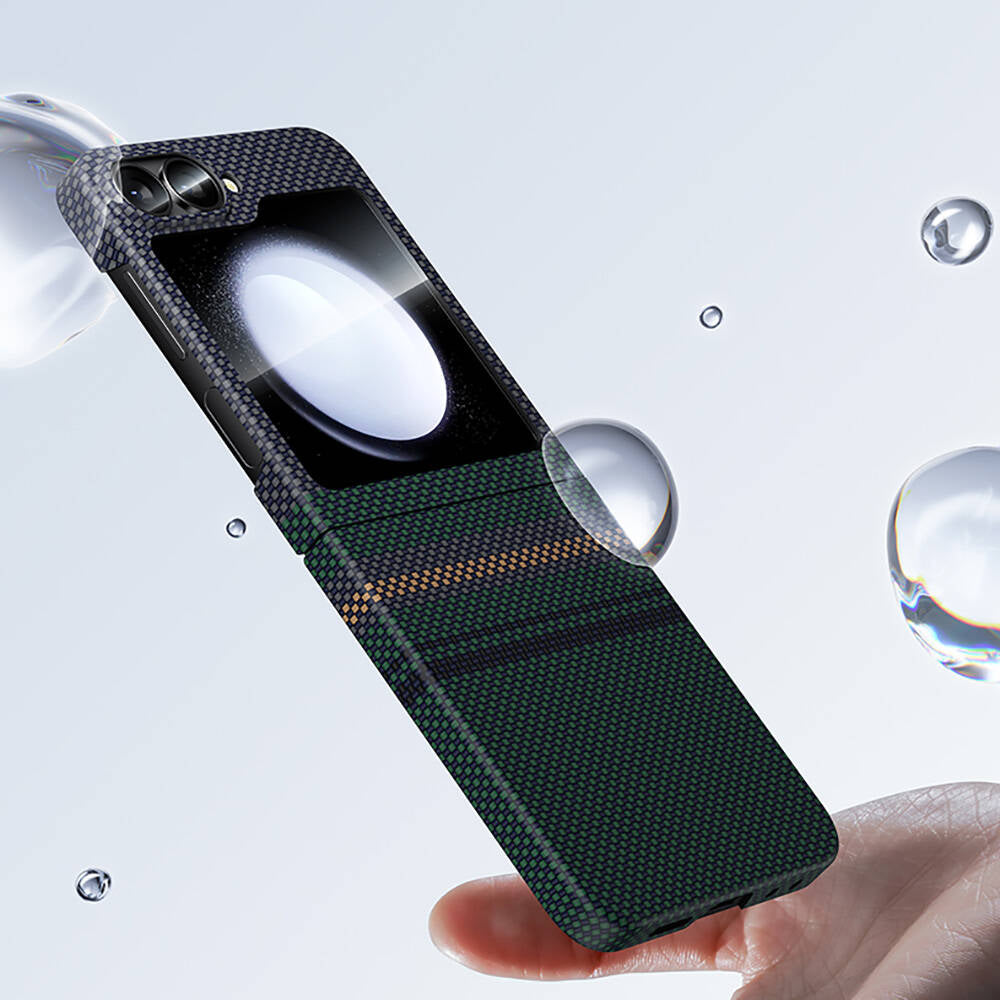 Galaxy Z Flip 6 Kılıf Karbon Fiber Tasarımlı Benks Aurora ArmorAir Kevlar Kılıf Siyah
