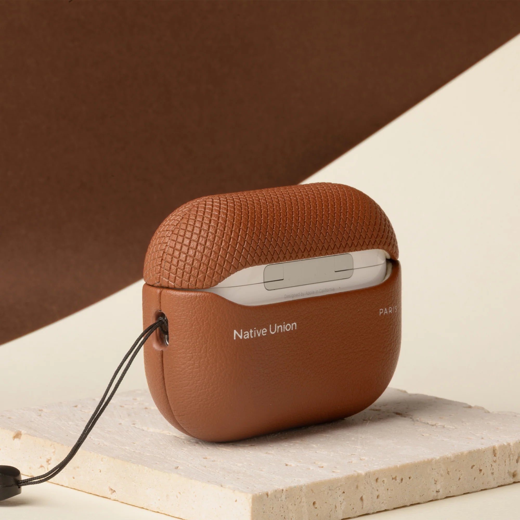 Apple AirPods Pro 3 Kılıf Qi M-Safe Şarj Özellikli Native Union Classic Serisi Suni Deri Kapak Kahverengi