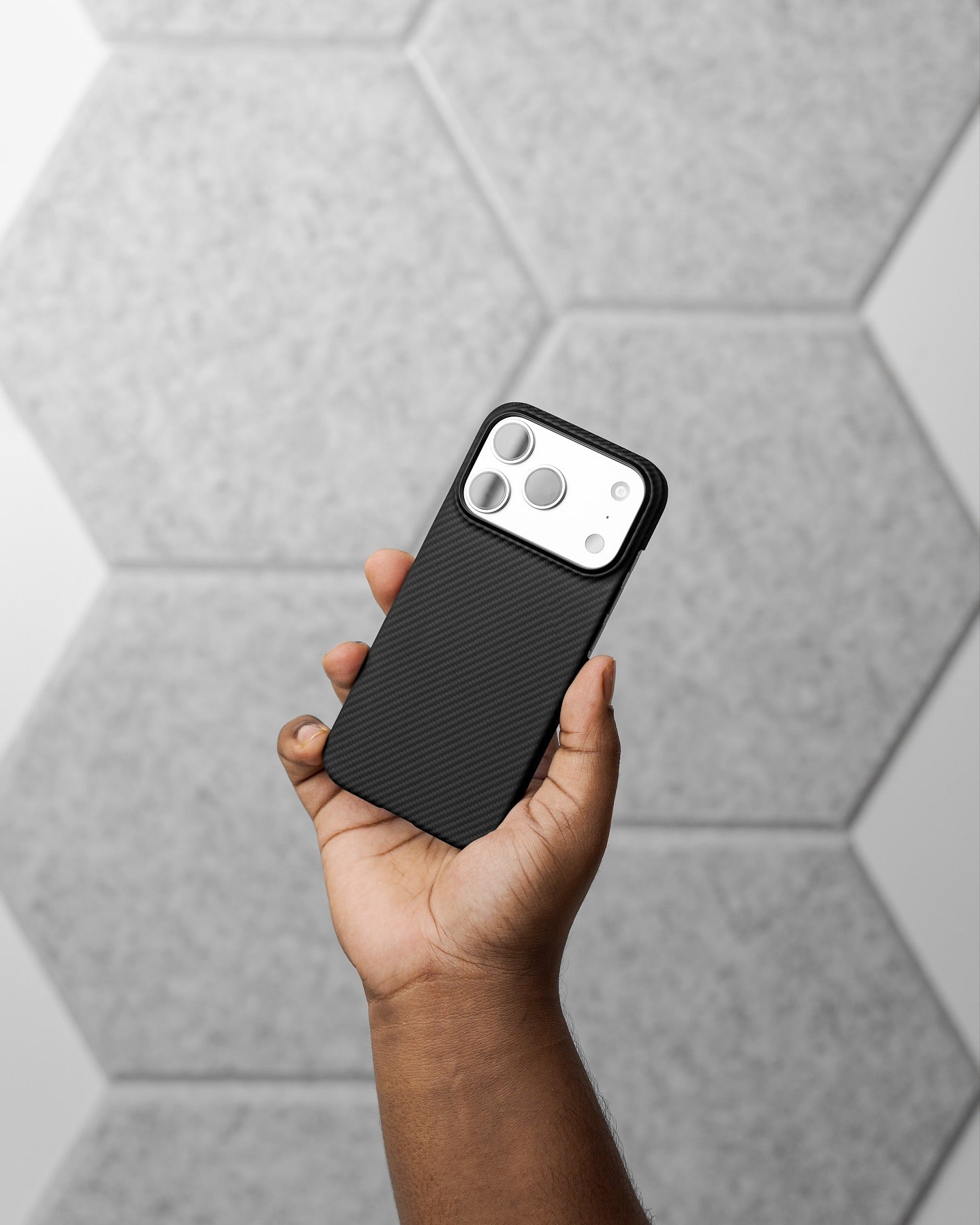 Apple iPhone 17 Pro Max Kılıf M-safe Şarj Özellikli 1500D Aramid Fiber Pitaka Ultra-Slim Classic Serisi Black-Grey Twill Kapak Siyah-Gri