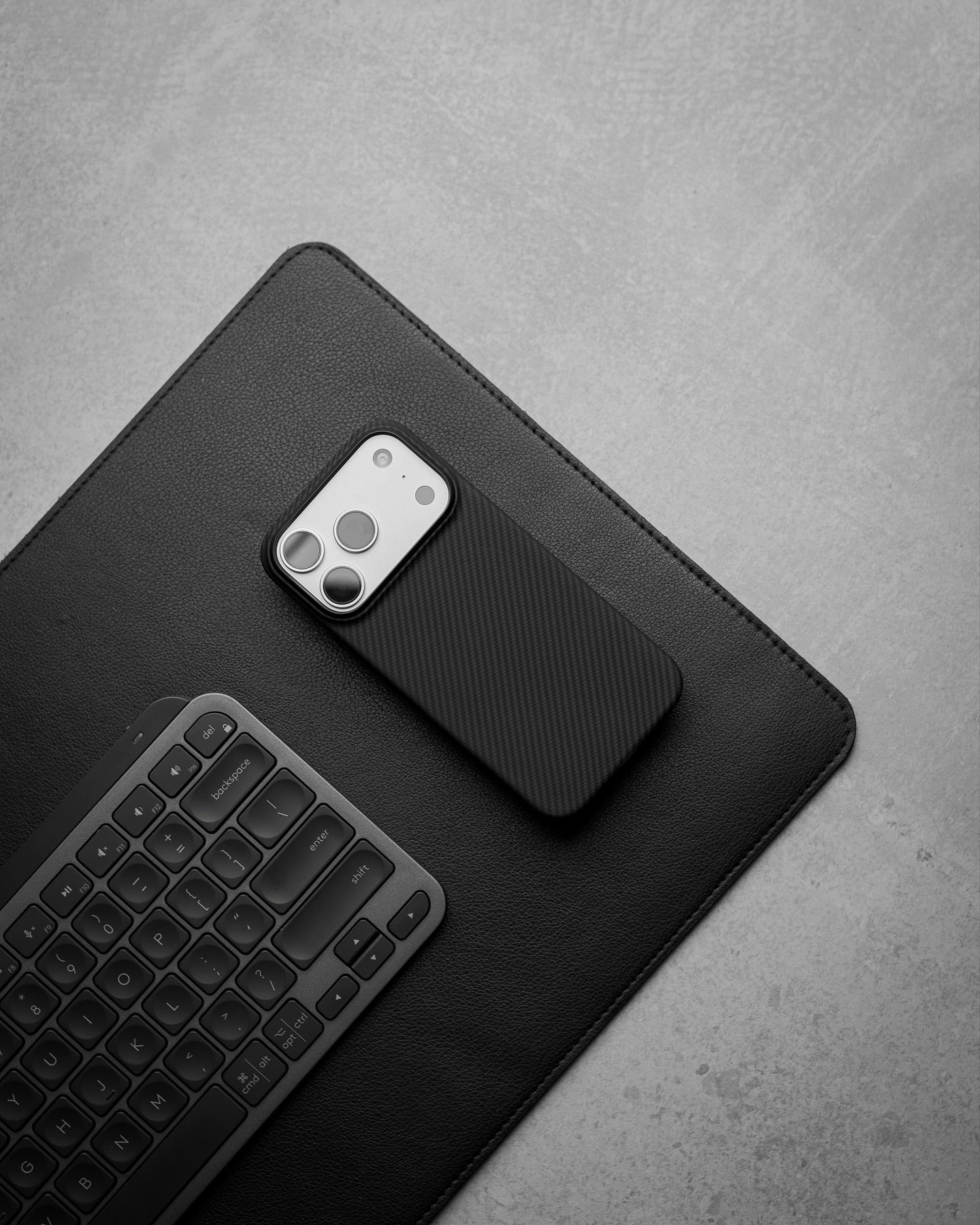 Apple iPhone 17 Pro Max Kılıf M-safe Şarj Özellikli 1500D Aramid Fiber Pitaka Ultra-Slim Classic Serisi Black-Grey Twill Kapak Siyah-Gri