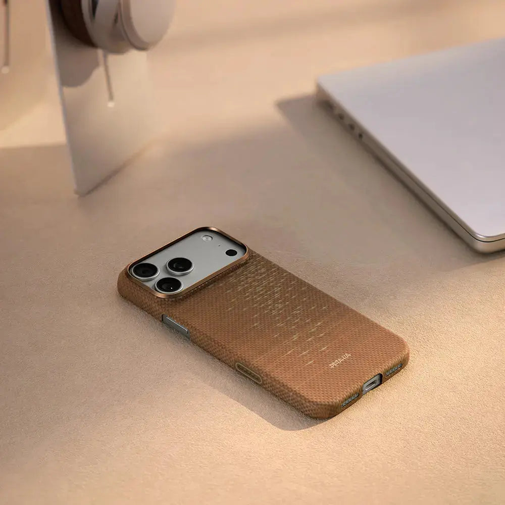 Apple iPhone 17 Pro Max Kılıf M-safe Şarj Özellikli Aramid Fiber Pitaka Glints of Gold Ultra Slim Serisi Gold Kapak