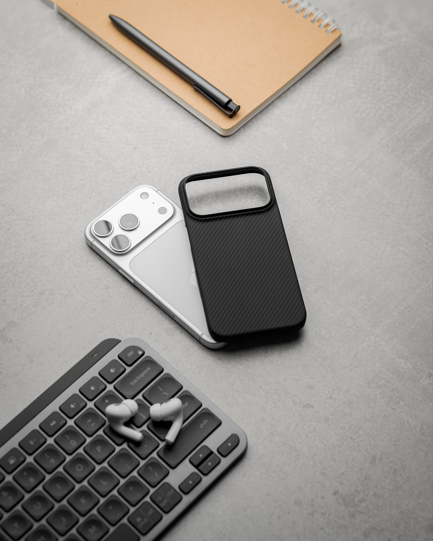Apple iPhone 17 Pro Max Kılıf M-safe Şarj Özellikli 1500D Aramid Fiber Pitaka Ultra-Slim Classic Serisi Black-Grey Twill Kapak Siyah-Gri