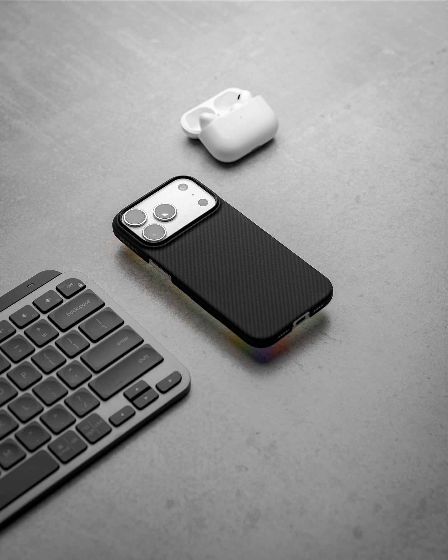 Apple iPhone 17 Pro Max Kılıf M-safe Şarj Özellikli 1500D Aramid Fiber Pitaka Ultra-Slim Classic Serisi Black-Grey Twill Kapak Siyah-Gri