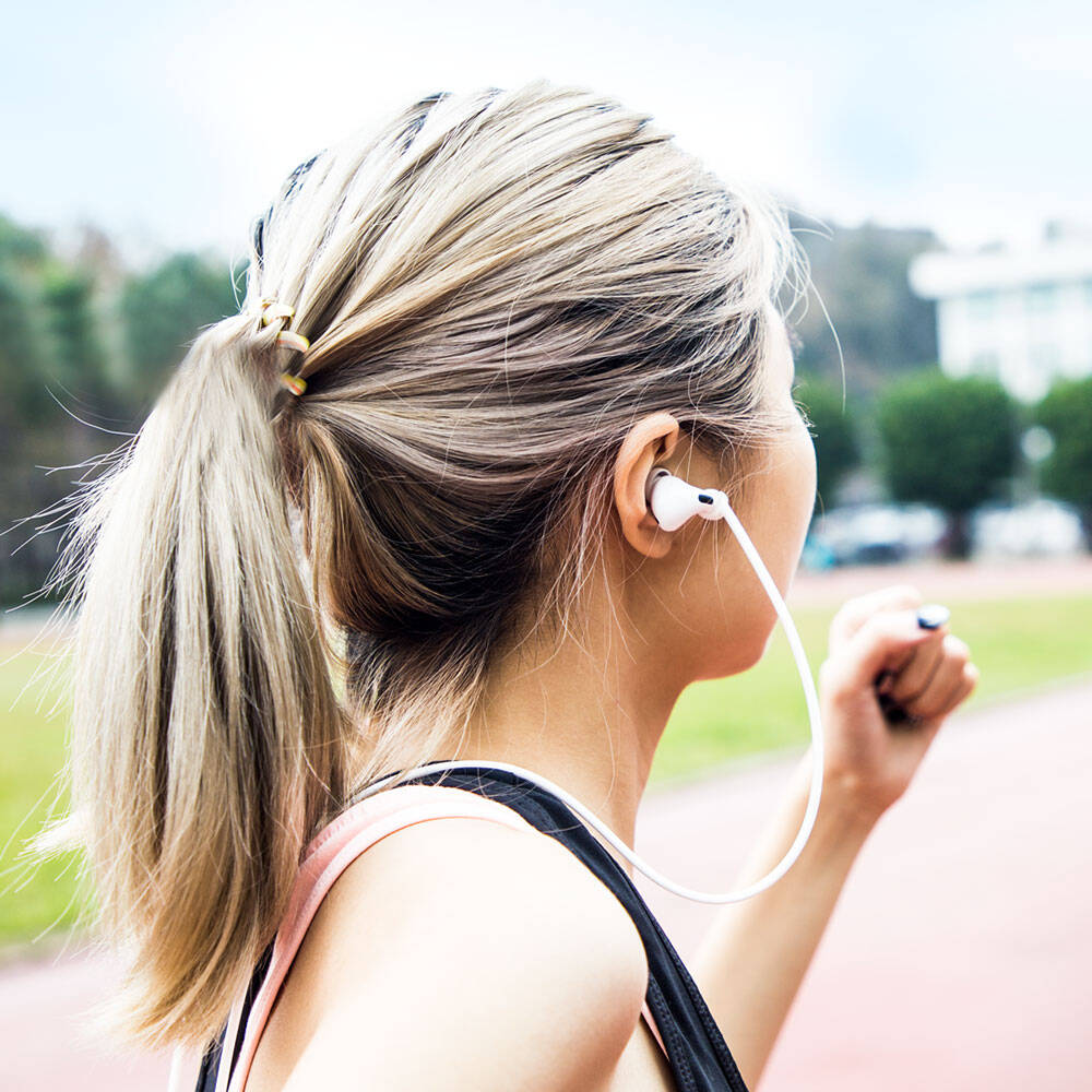Airpods Pro Kılıf Boyun Askılı Jelly Bean Tasarımlı Lisanslı Switcheasy ColorBuddy Kılıf Siyah