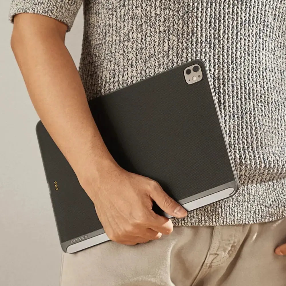 Apple iPad Pro 13 2025 M5 Kılıf Aramid Fiber Pitaka Ultra-Slim Classic Serisi Tablet Kapak Siyah
