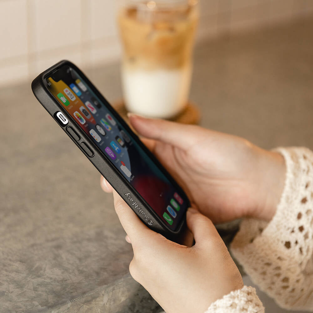 iPhone 14 Pro Max Kılıf Ultra İnce Şok Önleyicili Lisanslı Switcheasy Aero Plus Kılıf Siyah