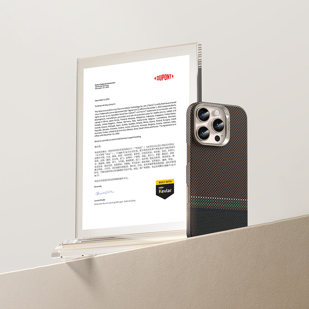 Apple iPhone 15 Pro Max Kılıf Magsafe Şarj Özellikli Karbon Fiber Tasarımlı Benks Prestige ArmorAir Kevlar Kapak Gold