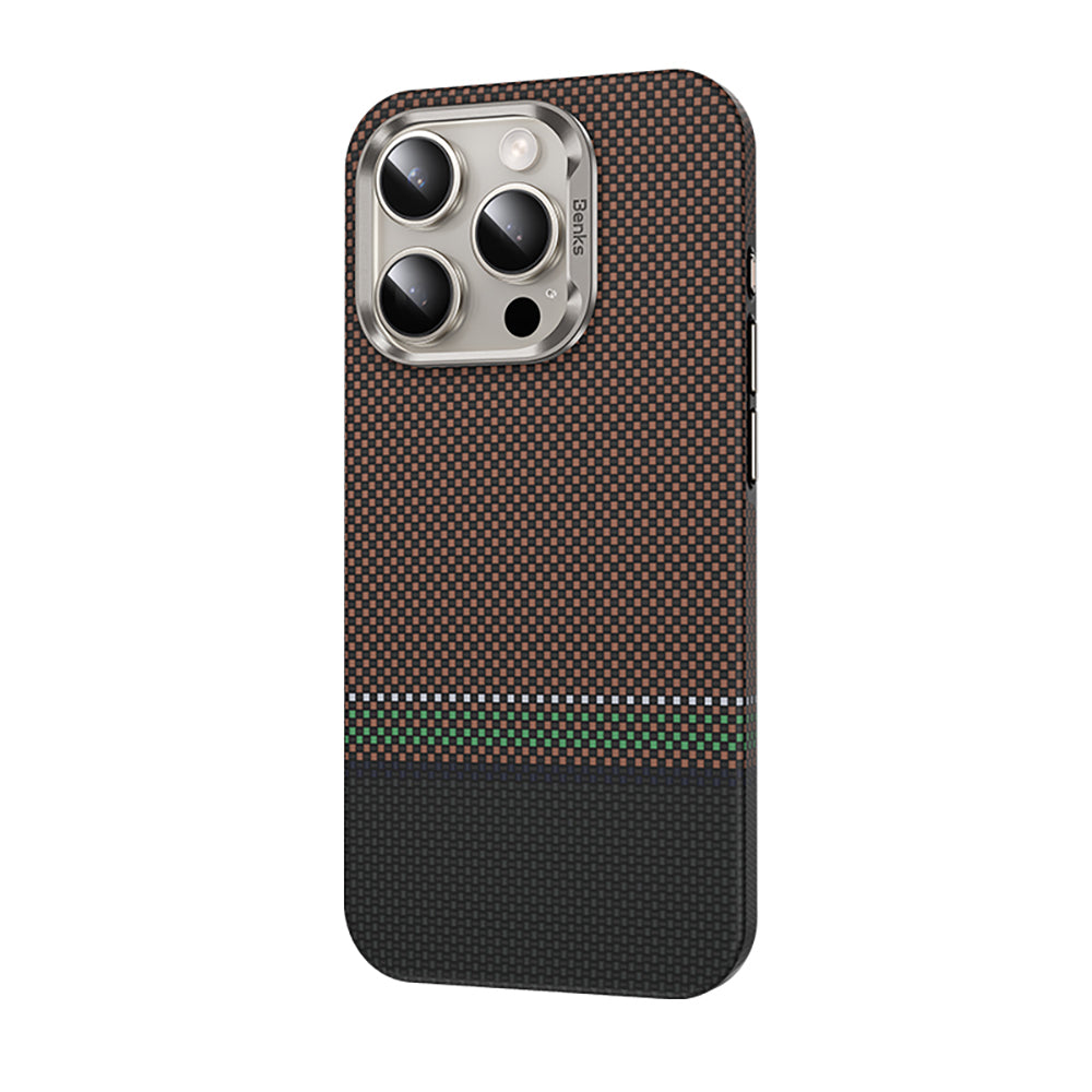 Apple iPhone 15 Pro Max Kılıf Magsafe Şarj Özellikli Karbon Fiber Tasarımlı Benks Prestige ArmorPro Kevlar Kapak Gold