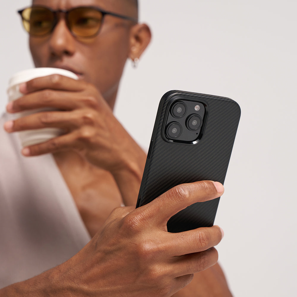 Apple iPhone 16 Pro Kılıf M-safe Şarj Özellikli Aramid Fiber Pitaka Military-Grade Classic Serisi New Logo Black-Grey Twill Kapak Siyah