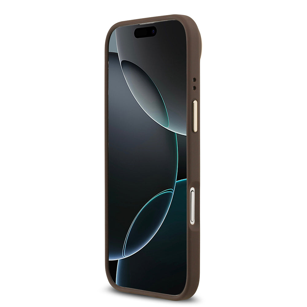 Apple iPhone 17 Air Kılıf Guess Orjinal Lisanslı M-safe Şarj Özellikli Gold Metal Kamera Çerçeveli PU Deri 4G Desenli Yazı Logolu Kapak Kahverengi
