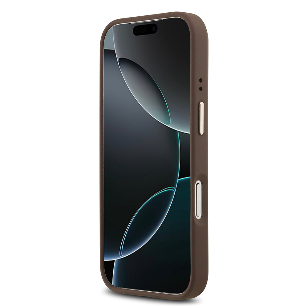 Apple iPhone 17 Pro Kılıf Guess Orjinal Lisanslı M-safe Şarj Özellikli Gold Metal Kamera Çerçeveli PU Deri 4G Desenli Yazı Logolu Kapak Kahverengi