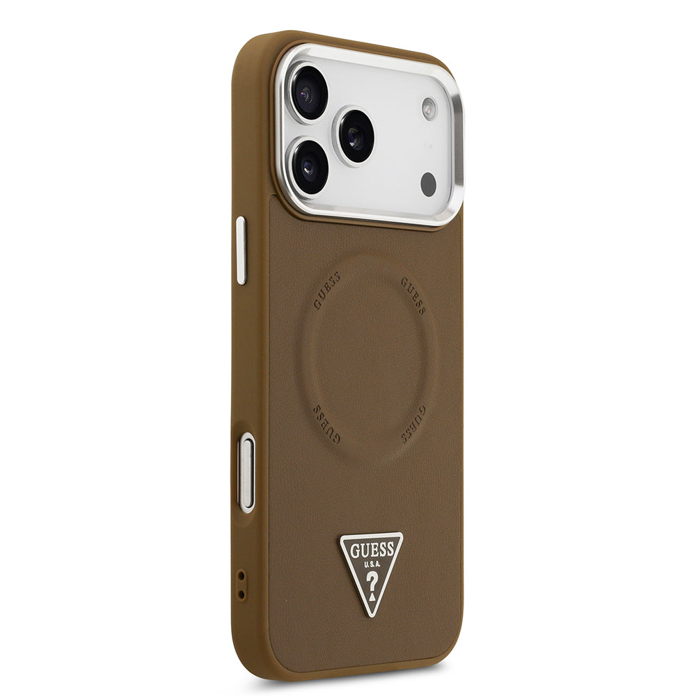 Apple iPhone 17 Pro Kılıf Guess Orjinal Lisanslı M-safe Şarj Özellikli PU Deri Metal Kamera Çerçeveli Üçgen Logolu Kapak Kahverengi