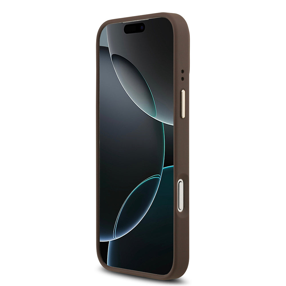Apple iPhone 17 Pro Max Kılıf Guess Orjinal Lisanslı M-safe Şarj Özellikli Gold Metal Kamera Çerçeveli PU Deri 4G Desenli Yazı Logolu Kapak Kahverengi