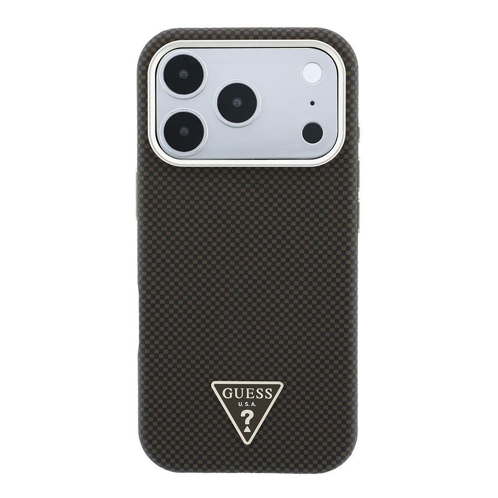 Apple iPhone 18 Pro Kılıf Guess Orjinal Lisanslı M-safe Şarj Özellikli PU Metal Üçgen Logolu Karbon Fiber Kevlar Kapak Kahverengi