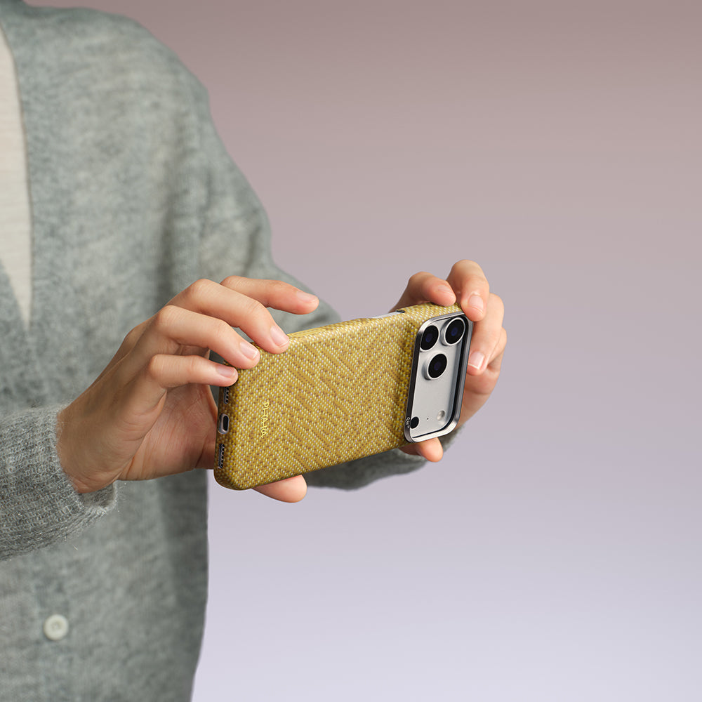 Apple iPhone 18 Pro Max Kılıf M-safe Şarj Özellikli Aramid Karbon Fiber Pitaka Wind Over Wheat Serisi Kapak Gold