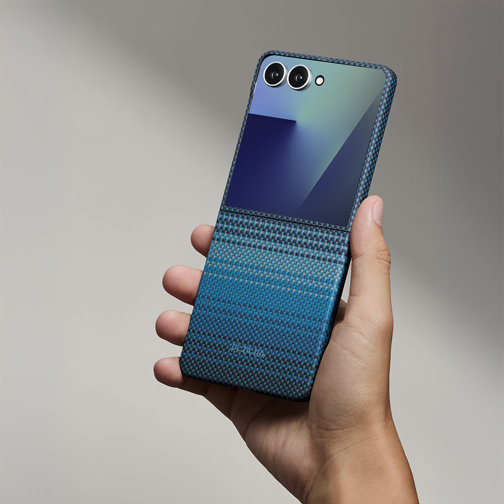 Galaxy Z Flip 8 Kılıf M-safe Şarj Özellikli Aramid Karbon Fiber Pitaka Tactile Woven Sunset-Moonrise Serisi Kapak Mavi